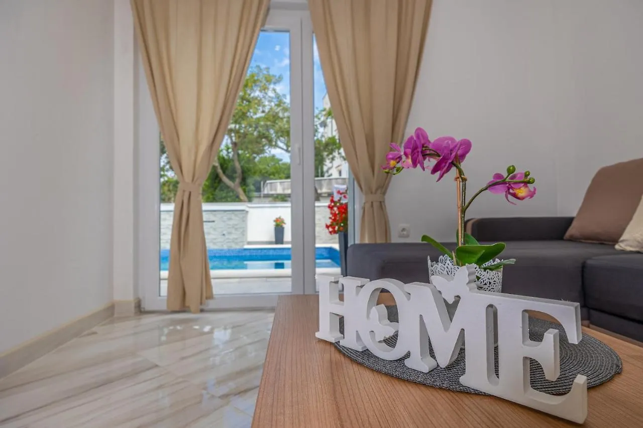 Holiday Home Dusak With Swimming Pool And Jacuzzi Dramalj