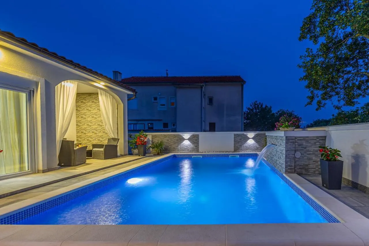Holiday Home Dusak With Swimming Pool And Jacuzzi Dramalj