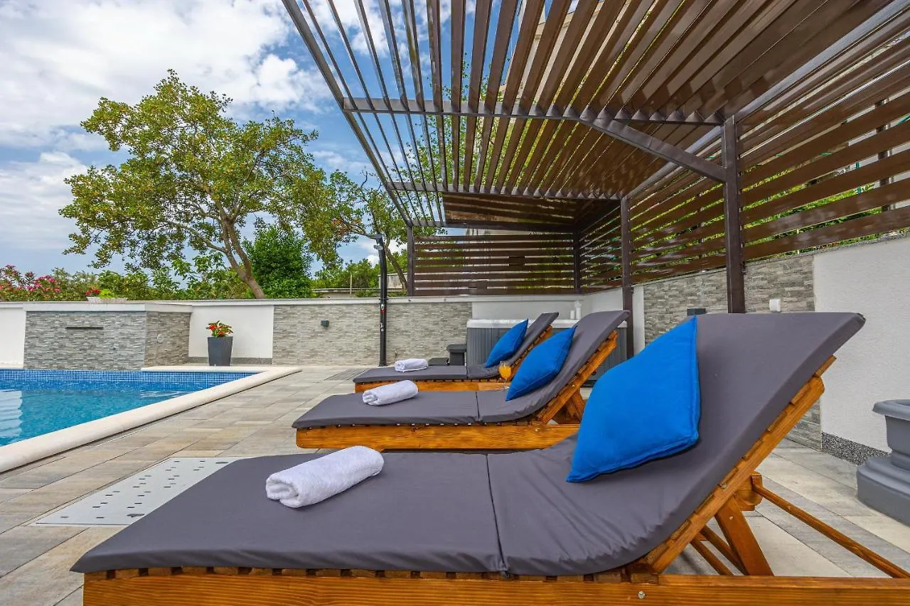 Holiday Home Dusak With Swimming Pool And Jacuzzi Dramalj Κροατία