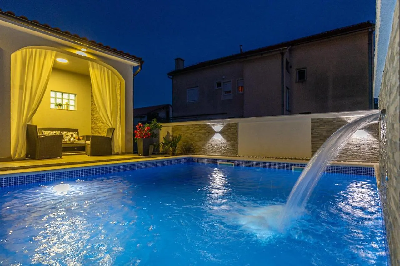 Holiday Home Dusak With Swimming Pool And Jacuzzi Dramalj Διαμέρισμα