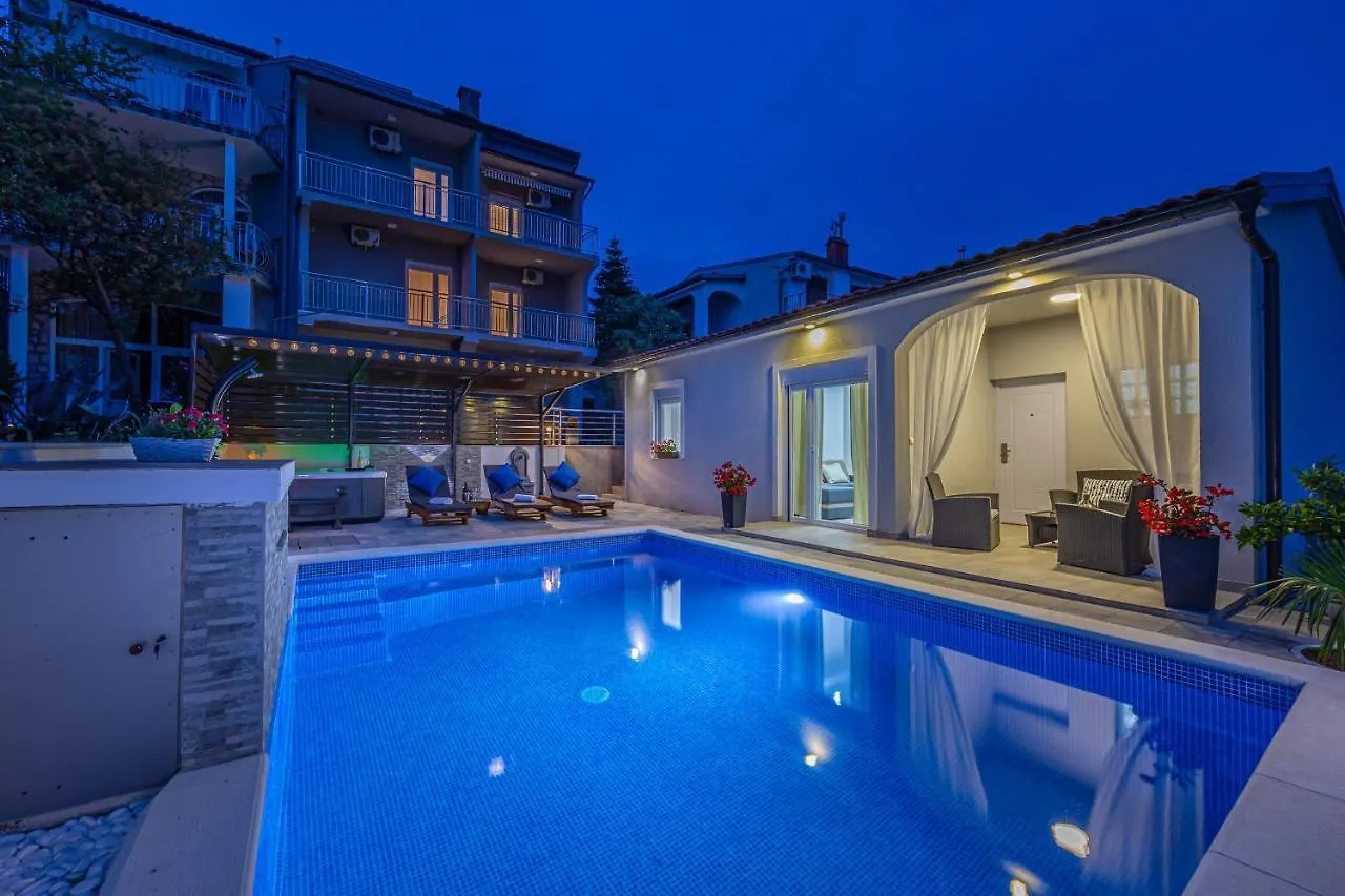 Holiday Home Dusak With Swimming Pool And Jacuzzi Dramalj Διαμέρισμα