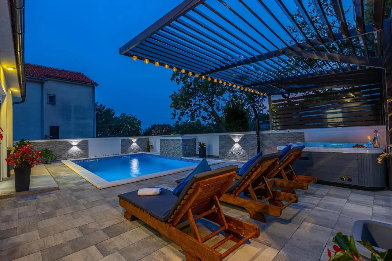 Holiday Home Dusak With Swimming Pool And Jacuzzi Dramalj 0*,