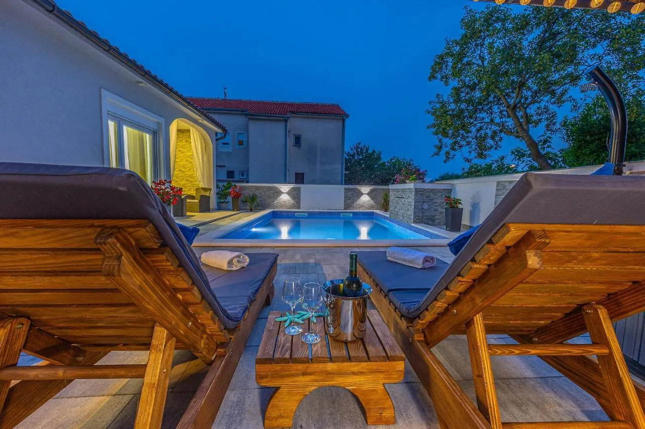 Holiday Home Dusak With Swimming Pool And Jacuzzi Dramalj Διαμέρισμα