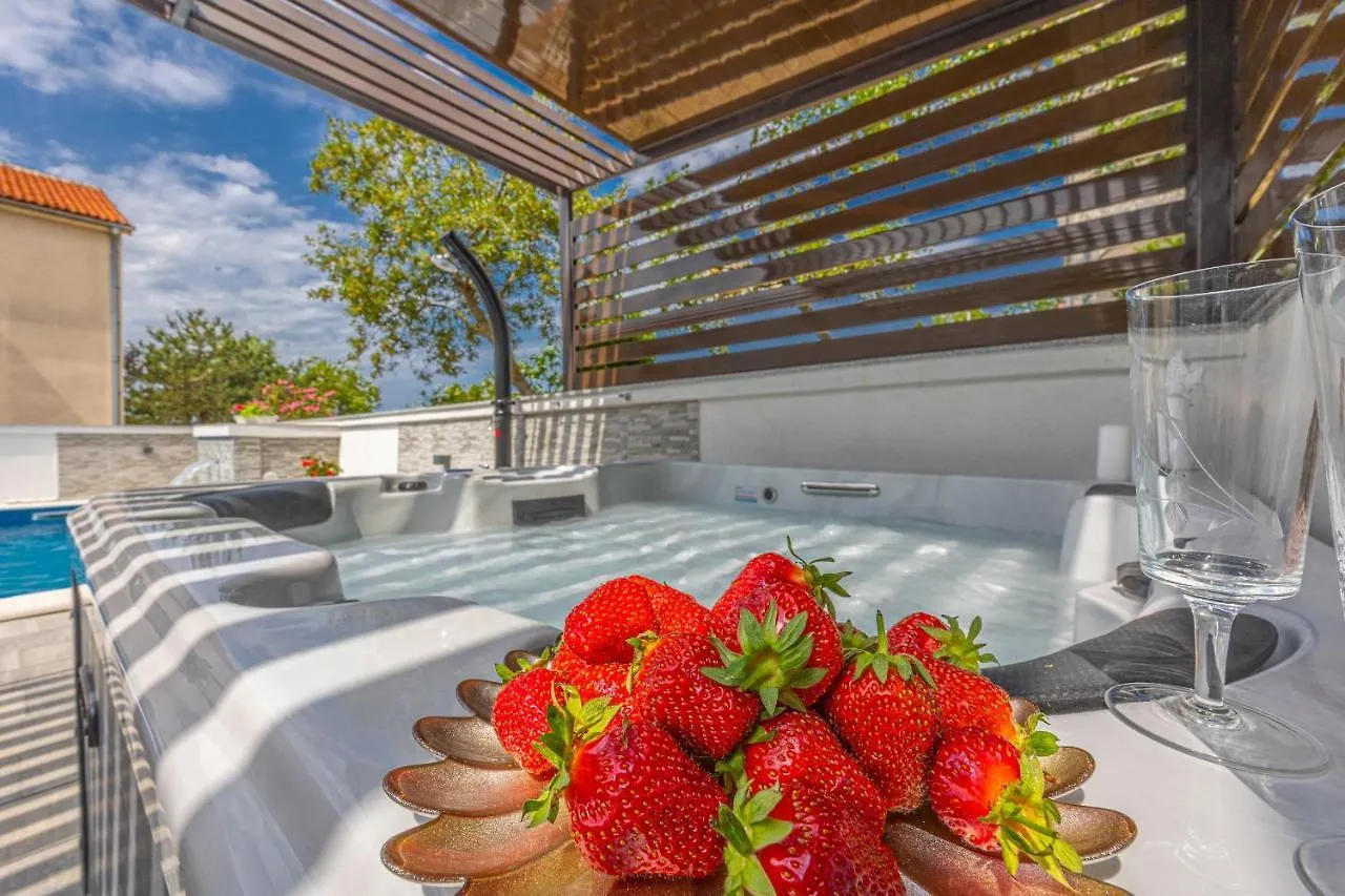 Holiday Home Dusak With Swimming Pool And Jacuzzi Dramalj Κροατία