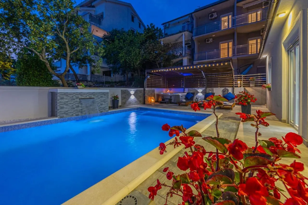 Holiday Home Dusak With Swimming Pool And Jacuzzi Dramalj Διαμέρισμα